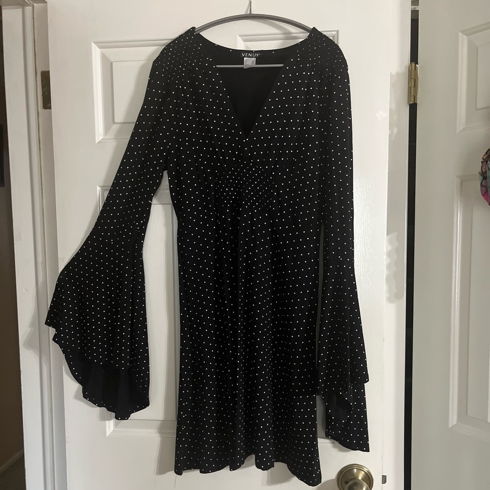 VENUS Black and White Long Sleeve Dress